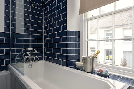 Classic Twin Room, Ensuite (first floor) | Bathroom. The White Hart Hotel