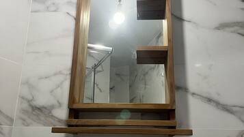 Hiustenkuivaaja, pyyhkeet, saippua, vessapaperi