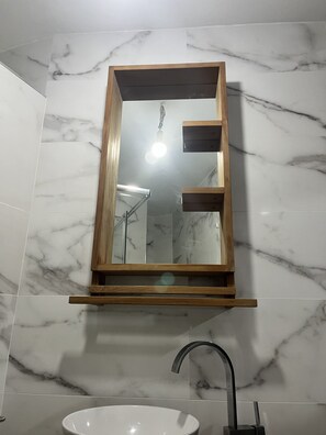 Sèche-cheveux, serviettes fournies, savon, papier toilette