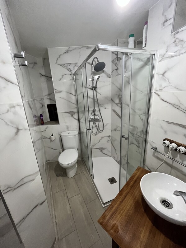 SĂšche-cheveux, serviettes fournies, savon, papier toilette