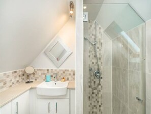 Een douche, een haardroger, handdoeken