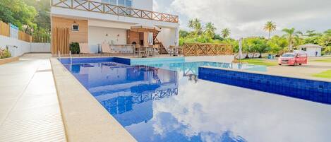 Una piscina al aire libre