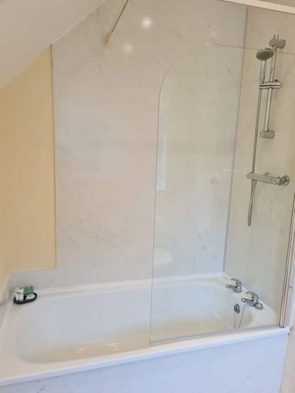 Secadora de cabello, toallas, jabón, papel de baño