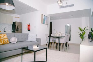 1 habitación, sistema de insonorización y tabla de planchar con plancha 