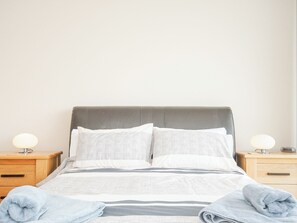 2 makuuhuonetta, yksilöllisesti sisustettu, yksilöllisesti kalustettu