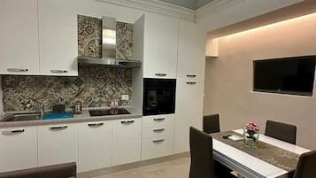 Frigorifero, microonde, forno, piano cottura