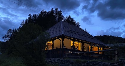 Blaues Haus im Schönen Weintal, Inmitten Einer Fantastischen Kulturlandschaft