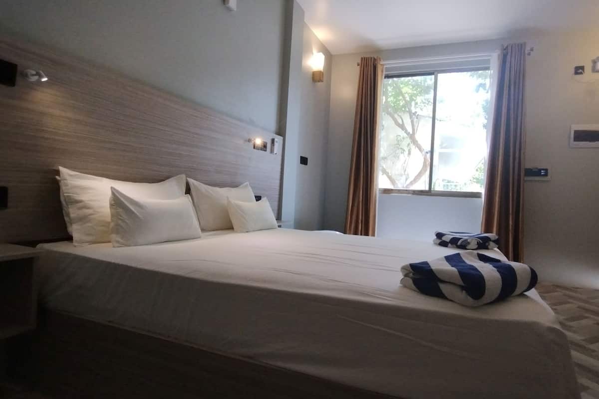 Egyptian cotton sheets, premium bedding, Select Comfort beds, minibar