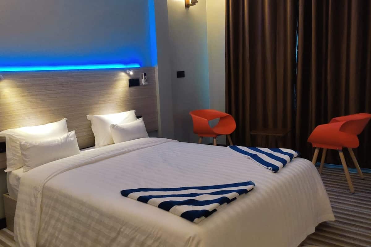 Egyptian cotton sheets, premium bedding, Select Comfort beds, minibar
