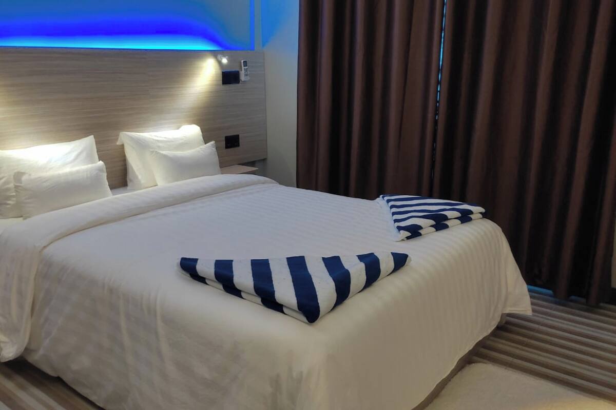 Egyptian cotton sheets, premium bedding, Select Comfort beds, minibar