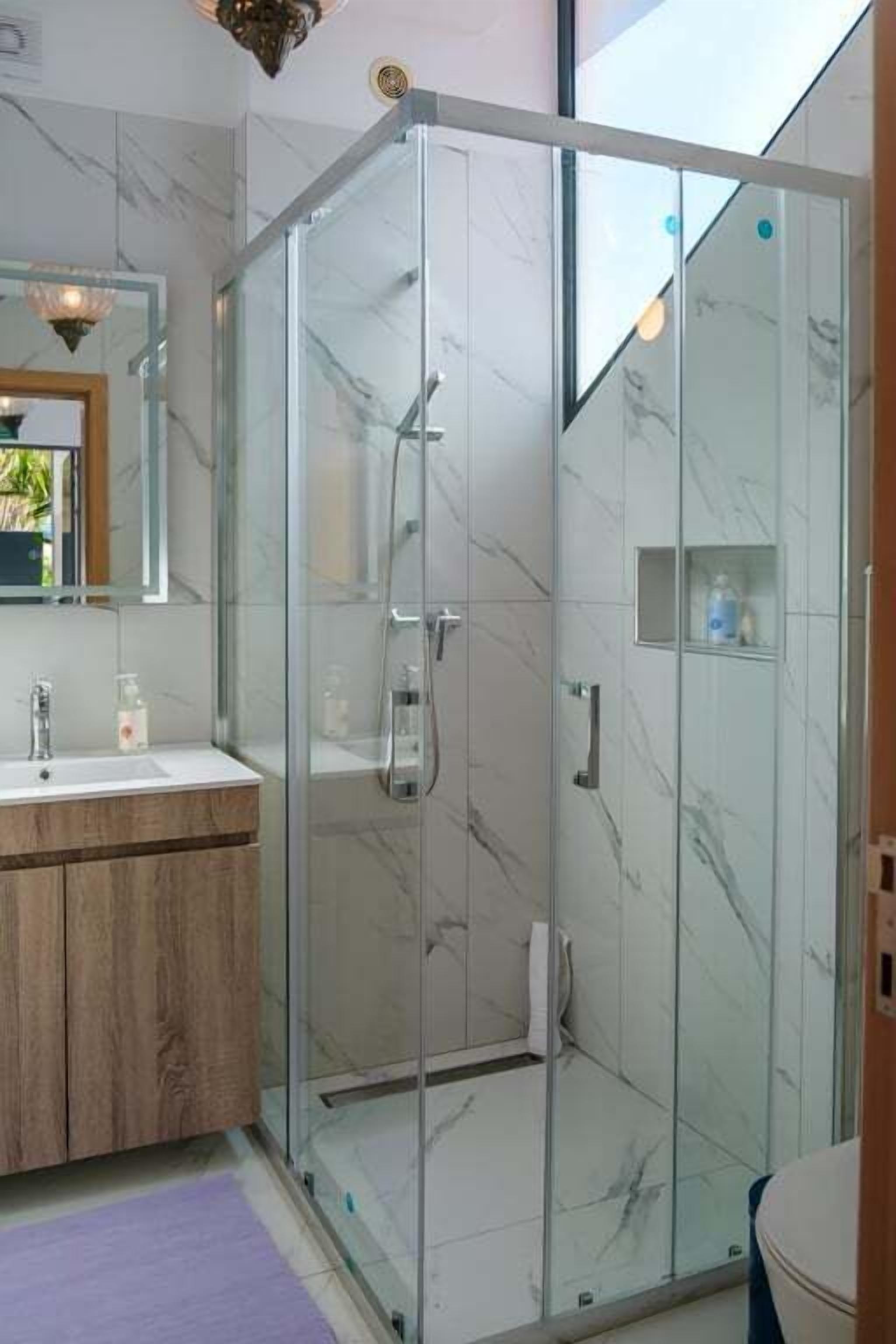 Douche, sèche-cheveux, serviettes fournies, savon