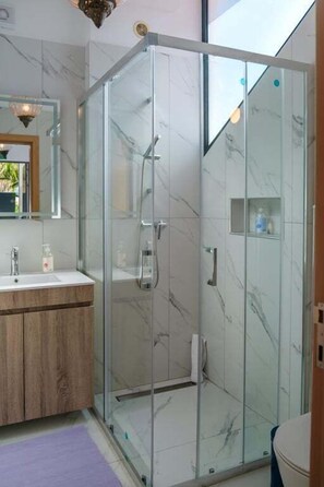 Shower, hair dryer, towels, soap - GuestReady - A marvellous stay in Calheta (Calheta)