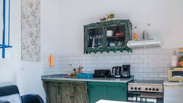 Fridge, microwave, oven, coffee/tea maker