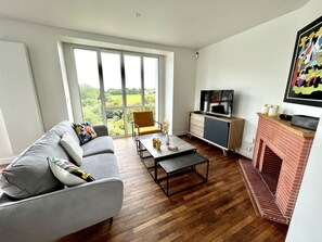 Fernseher, Bücher, Stereoanlage