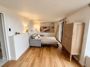 4 bedrooms, in-room safe, desk, iron/ironing board