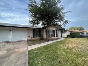 Exterior - Freeze Relief 4BR Pool • Furnished • Near Randolph • Fast Wi-Fi • W/D (Universal City)
