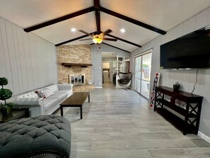 Smart TV, fireplace, offices - 4BR Home w/ Pool • Furnished Extended Stay near Randolph AFB • Fast Wi-Fi • W/D (Universal City)