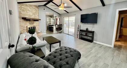 4BR Pool • Furnished Extended Stay near Randolph AFB • Fast Wi-Fi • W/D • Month+