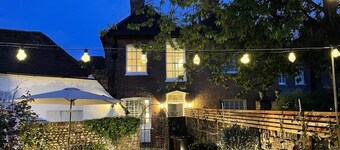 A luxurious 2 bed house in central Chichester. Courtyard garden and parking.