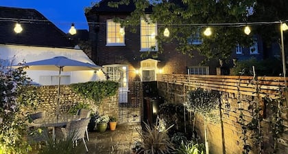 A luxurious 2 bed house in central Chichester. Courtyard garden and parking.