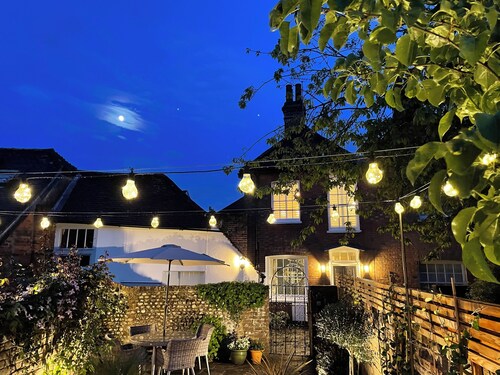 A luxurious 2 bed house in central Chichester. Courtyard garden and parking.