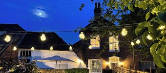 A luxurious 2 bed house in central Chichester. Courtyard garden and parking.