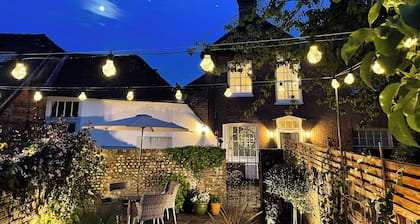 A luxurious 2 bed house in central Chichester. Courtyard garden and parking.