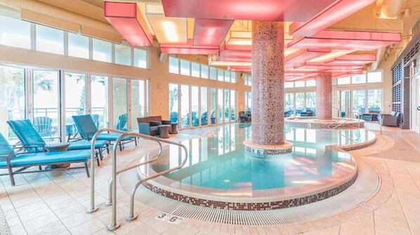 Una piscina cubierta, una piscina al aire libre