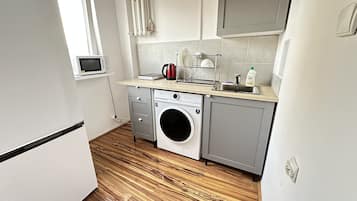 Full-sized fridge, microwave, stovetop, dishwasher