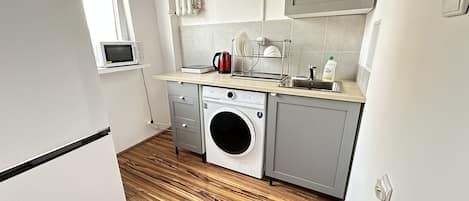 Refrigerador con freezer, microondas, placa de cocina, lavavajillas