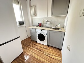 Refrigerador con congelador, microondas y parrilla de estufa