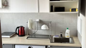 Refrigerador con freezer, microondas, placa de cocina, lavavajillas