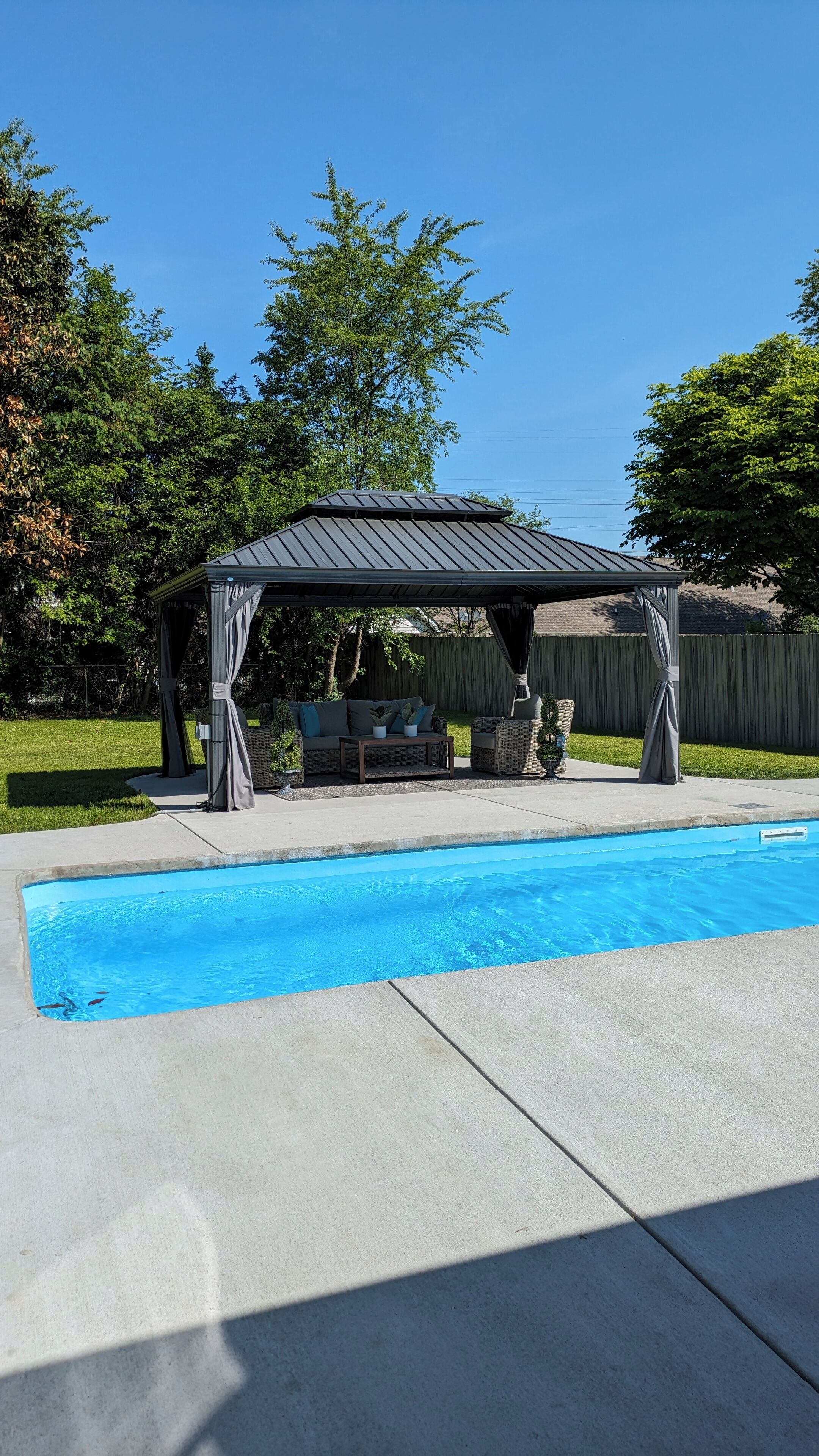Family poolside retreat- 8 mins to Louisville