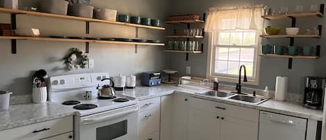 Four Ă micro-ondes, un four, surface de cuisson, lave-vaisselle