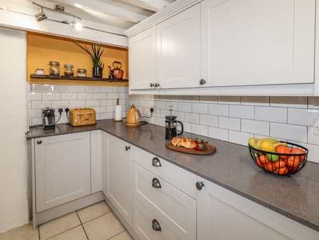 Dishwasher, electric kettle, toaster, cookware/dishes/utensils