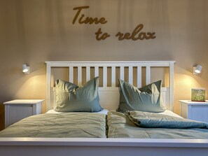 5 slaapkamers, een bureau, een strijkplank/strijkijzer, reisbedje