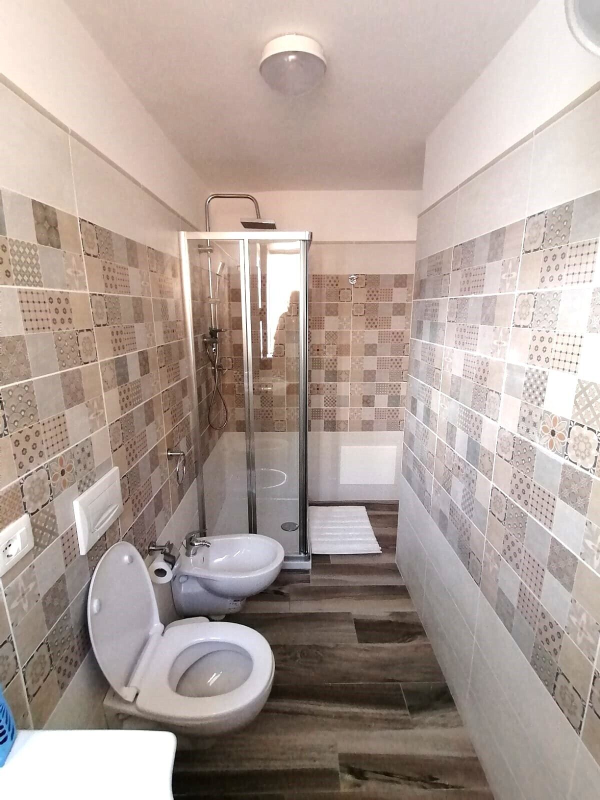 Secador de pelo, toallas, jabón, papel higiénico