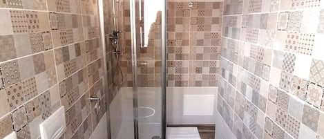 Secador de pelo, toallas, jabón, papel higiénico