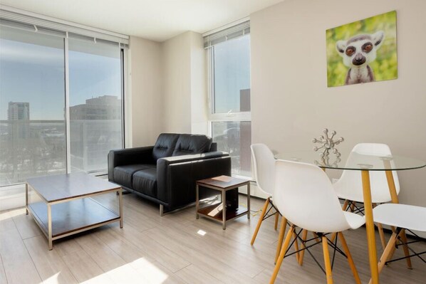 Suite | Wohnbereich | 42-Zoll-Flachbildfernseher mit Digitalempfang