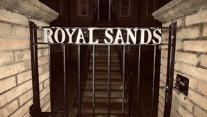 A metal gate with the words "ROYAL SANDS" engraved on it. - 2 Guests - 5min To The Beach - Fireplace (Scarborough)