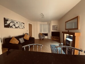 Apartment | Living area | Fireplace - 2 Guests - 5min To The Beach - Fireplace (Scarborough)