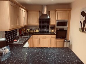 Apartament | Cuina privada | Frigorífic, microones, forn i placa de cuina