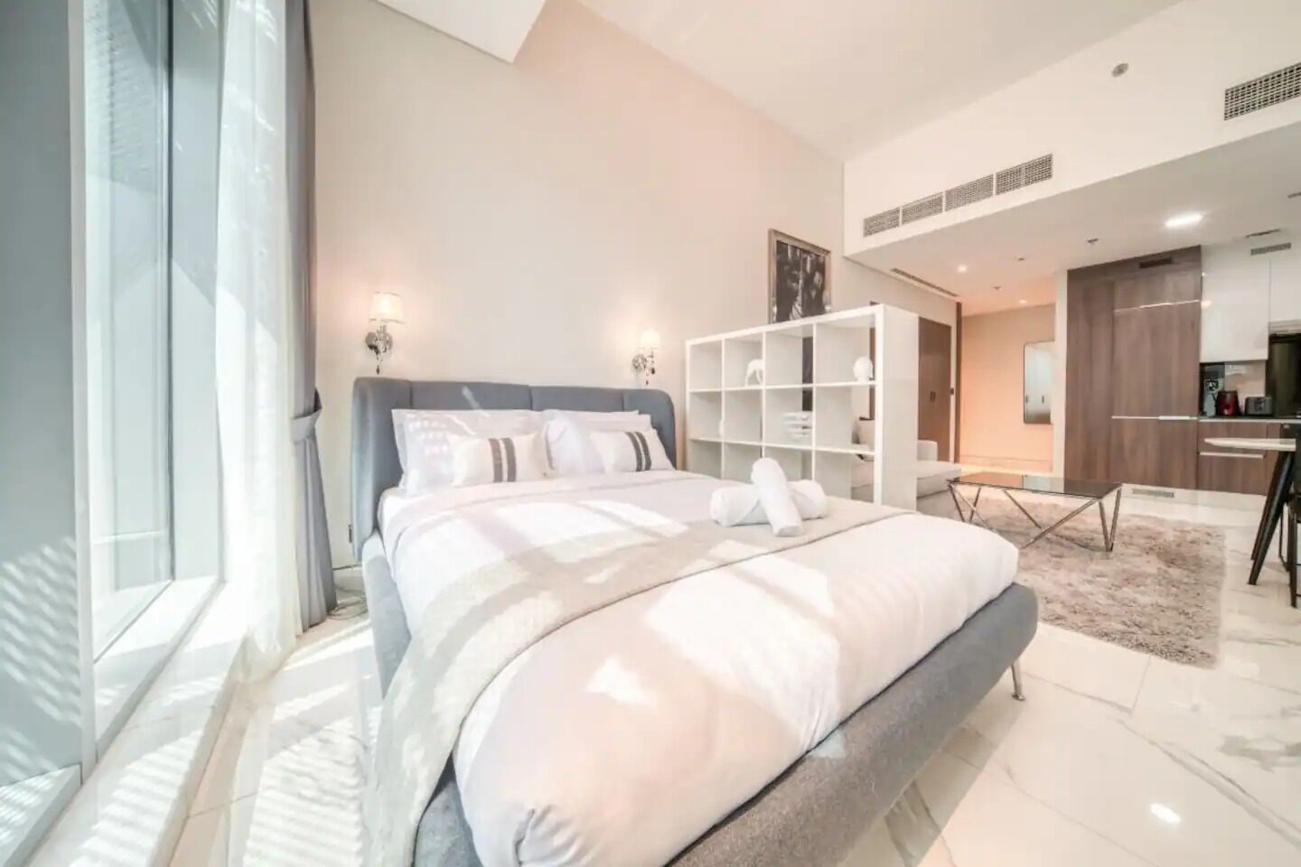 Une chambre moderne dotée d’un grand lit, d’une armoire intégrée et d’un coin repas.