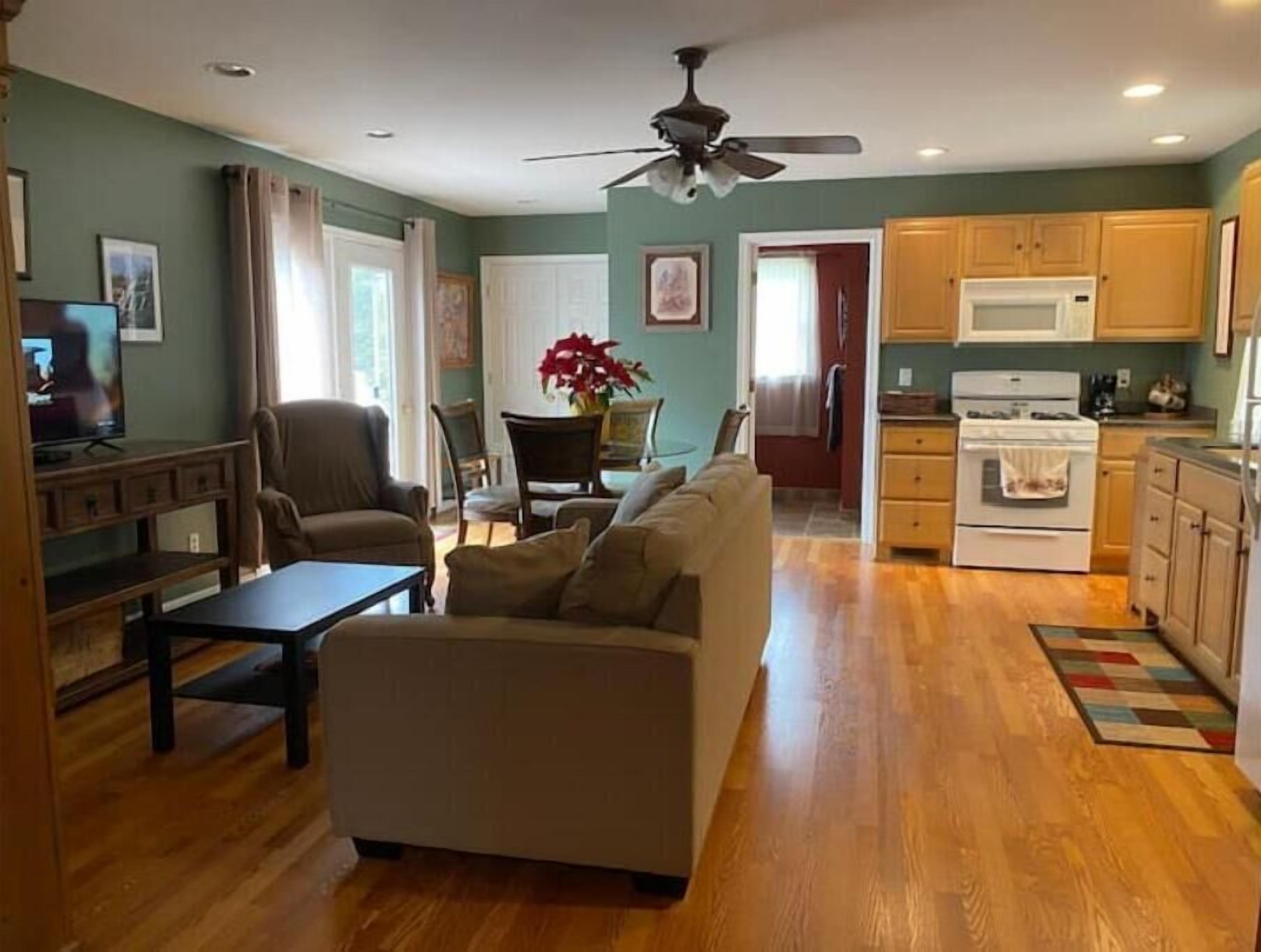 Téléviseur connecté, lecteur de DVD, livres