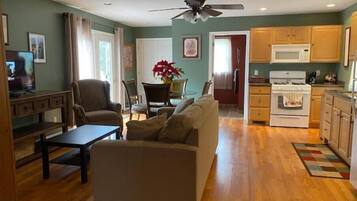 Téléviseur connecté, lecteur de DVD, livres