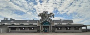 Un ristorante con un cartello che riporta la scritta 'Cap's Daves'.
