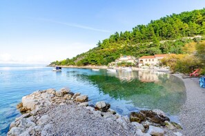 Beach - Charming 3-bedroom house in Croatian nature with a view and right by the sea (Cara)