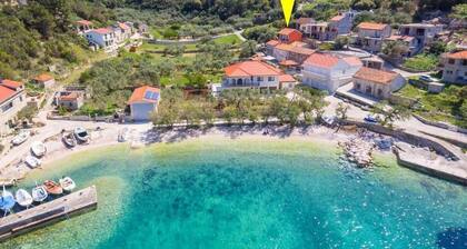 Charming 3-bedroom house in Croatian nature with a view and right by the sea