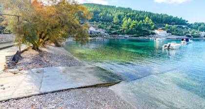 Charming 3-bedroom house in Croatian nature with a view and right by the sea