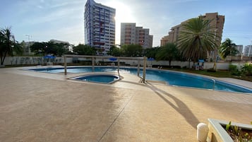 Una piscina al aire libre